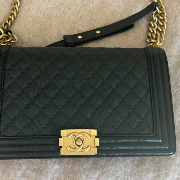 Chanel Boy bag - New Medium black caviar with gold hardware - Picture 2 of 8